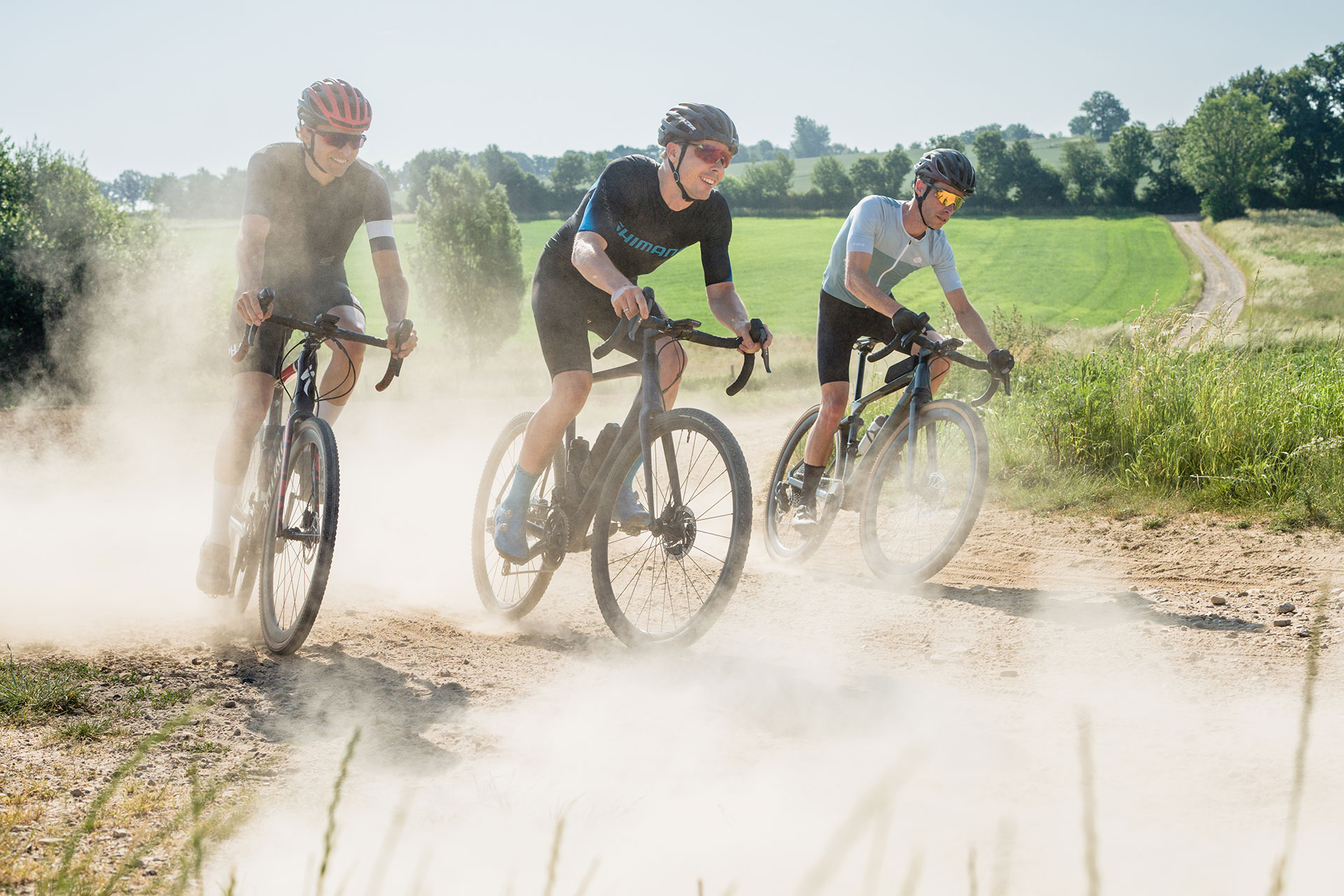 Stof doen opwaaien tijdens het gravel fietsen met drie man in Zuid-Limburg